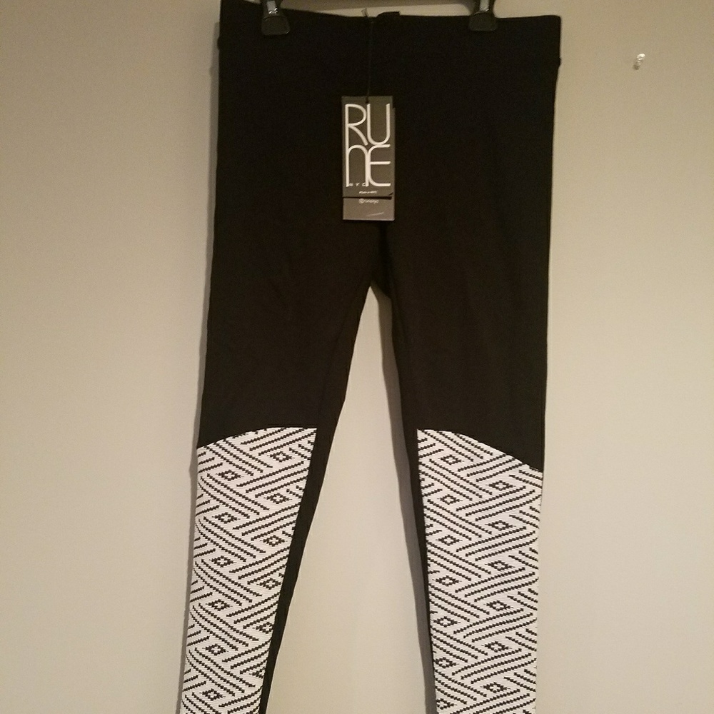 🚫SOLD🚫NWT XS Rune black leggings with white design